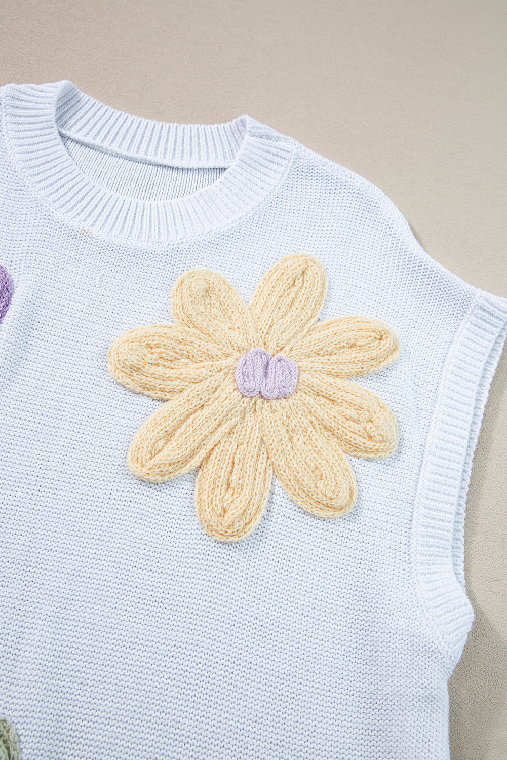 White Flower Patch Knit Round Neck Tee